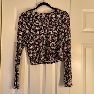 WILD FABLE FLORAL CROPPED LONG SLEEVE SIZE MEDIUM.